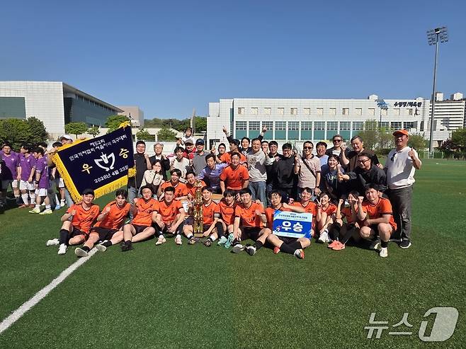 25일 경기 고양 어울림누리 별무리경기장에서 열린 한국기자협회 축구대회에서 뉴스1이 우승을 차지했다. 2026.4.25 ⓒ 뉴스1