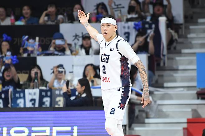 KCC 최준용이 24일 안양정관장아레나에서 열린 2025~2026 LG전자 프로농구 4강 플레이오프 1차전 정관장과 경기에서 원정 응원단을 향해 손짓하고 있다. 사진 | KBL