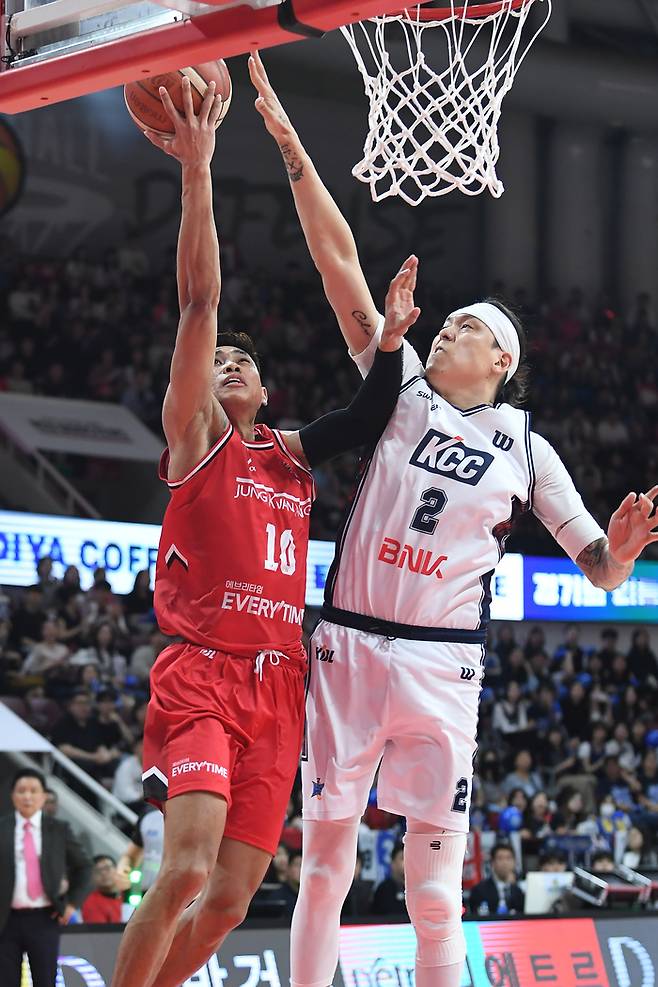 KCC 최준용이 24일 안양정관장아레나에서 열린 2025~2026 LG전자 프로농구 4강 플레이오프 1차전 정관장과 경기에서 정관장 아반도의 슛을 블록하고 있다. 사진 | KBL