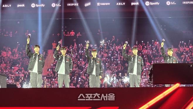 T1 선수들이 25일 인천광역시 인스파이어 아레나에서 열린 2026 리그 오브 레전드 챔피언스 코리아(LCK) 정규시즌 T1 홈그라운드 한진 브리온과 경기에 앞서 팬들에게 인사하고 있다. 인천 | 강윤식 기자 skywalker@sportsseoul.com
