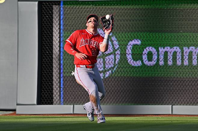 Apr 24, 2026; Kansas City, Missouri, USA;  Los Angeles Angels center fielder Mike Trout (27) catches a fly ball in the first inning against the Kansas City Royals at Kauffman Stadium. Mandatory Credit: Peter Aiken-Imagn Images

<저작권자(c) 연합뉴스, 무단 전재-재배포, AI 학습 및 활용 금지>
