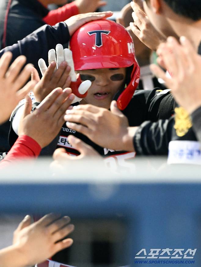 18일 잠실구장에서 열린 두산과 KIA의 경기. 8회초 1사 2루 KIA 김도영이 투런포를 날린 뒤 환호하고 있다. 잠실=박재만 기자 pjm@sportschosun.com/2026.04.18/