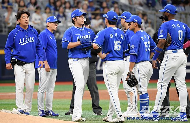 깜짝 놀란 최일언 코치와 야수 모두 원태인을 걱정했다.