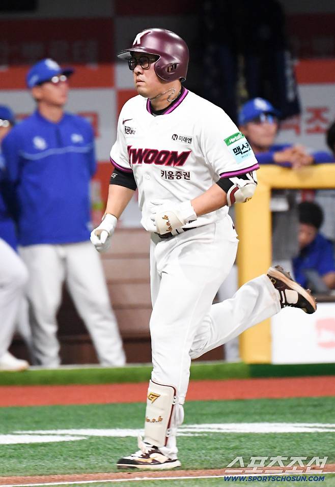 25일 서울 고척스카이돔에서 열린 키움과 삼성의 경기. 8회말 1사 키움 안치홍이 솔로포를 날린 뒤 환호하고 있다. 고척=박재만 기자 pjm@sportschosun.com/2026.04.25/