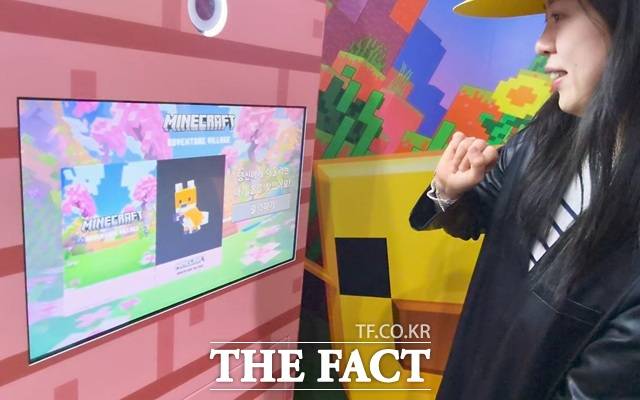 24일 '오승혁의 '현장''은 이날 개막한 고양국제꽃박람회를 찾아 마인크래프트의 어드벤처 빌리지를 체험했다. 해당 공간을 기획한 밀레니얼웍스의 남현지 이사가 뱃지 만들기 부스를 시연하고 있다. /고양국제꽃박람회=오승혁 기자
