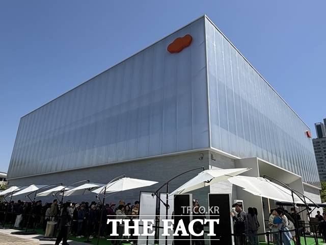 24일 문을 연 견본주택에는 이른 아침부터 사람이 몰렸다. /공미나 기자