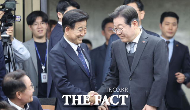 이재명 대통령은 지난 20일 정동영 통일부 장관의 구성 핵시설 발언 논란과 관련해 "구성 핵시설의 존재 사실은 각종 논문과 언론 보도로 이미 전 세계에 널리 알려져 있었던 점은 명백한 팩트"라며 "정 장관이 '미국이 알려준 기밀을 누설'했음을 전제한 모든 주장과 행동은 잘못"이라고 밝혔다. /뉴시스