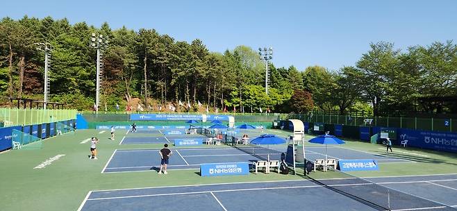 국내에서 열리는 국제대회 중 유일하게 대학 캠퍼스에 열린다. 농협대학 올원뱅크 테니스파크 전경. 김경무 기자