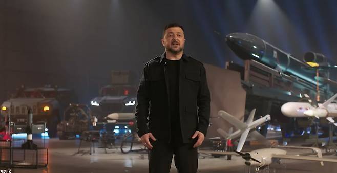 지난 13일(현지시간) 무기 제작자의 날을 맞아 우크라이나의 드론 무기를 소개하는 볼로디미르 젤렌스키 대통령. 유튜브 캡처