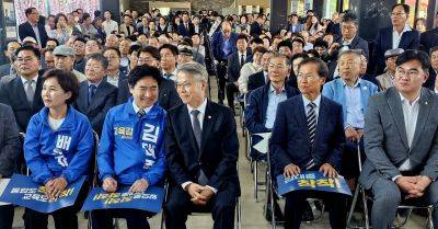 김대중 예비후보와 민형배 전남광주통합시장 후보가 서로 이야기를 나누고 있다. 이준경 기자