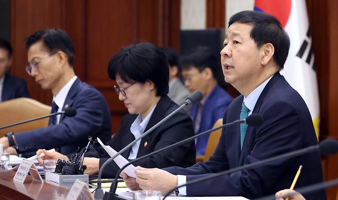 구윤철 경제부총리 겸 재정경제부 장관이 24일 오전 서울 종로구 세종대로 정부서울청사에서 열린 비상경제본부회의 겸 경제관계장관회의 겸 국가창업시대 전략회의에서 모두 발언을 하고 있다. /뉴스1