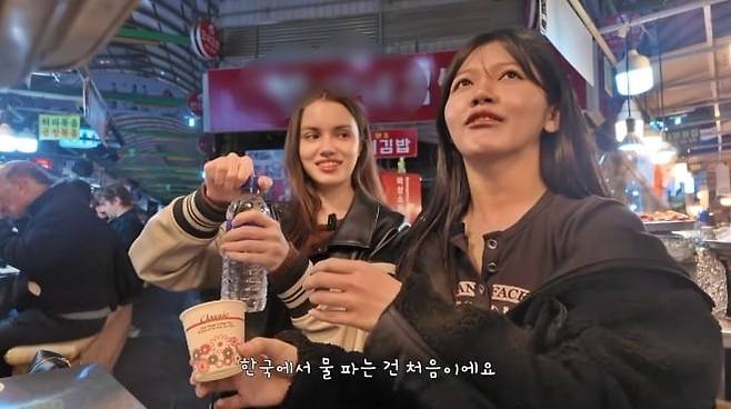 한 외국인 유튜버가 광장시장에서 물값 2000원을 따로 요구하자 "한국에서 처음"이라는 반응을 보이고 있다. /유튜브 '카잉'