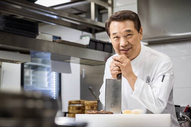 허드렛일을 마다하지 않는 참어른의 모습으로 시청자를 감동시킨 후덕죽 셰프는 "주방에서 중요하지 않은 일은 없다"고 했다./장은주 영상미디어 객원기자