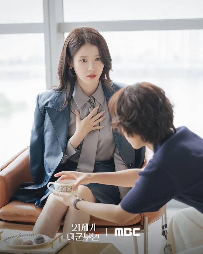 앨리스앤올리비아의 버튼 업 셔츠와 타이, 다미아니 이어링으로 연출한 오피스 룩. @mbcdrama_now