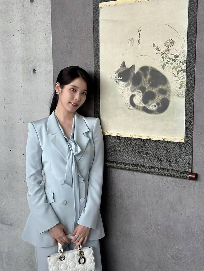 라이트 블루의 더블 브레스티드 재킷 수트 셋업은 아보아보 제품. 디올 미니 레이디 디조이(D-joy)백과 스타일링했다. @dlwlrma