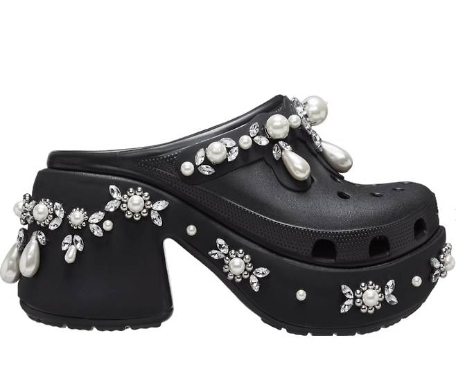 성희주의 라운지웨어 룩에서 돋보이는 시몬느 로샤X 크록스 클로그.