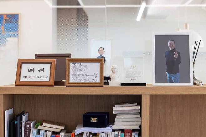 배려라는 단어를 잊지않기 위해 액자로 만들어두었다./사진=김흥구