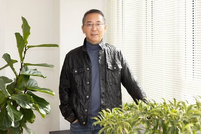 가죽 점퍼와 청바지 차림이 잘 어울리는 권영수. 중후한 아우라와 젊은 기세가 조화롭다./사진=김흥구