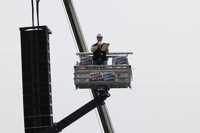 최승호 초기업노동조합 삼성전자 지부 위원장이 지난 23일 오후 경기 평택시 삼성전자 평택사업장 앞에서 열린 투쟁결의대회에서 투쟁사를 하고 있다.ⓒ데일리안 정인혁 기자
