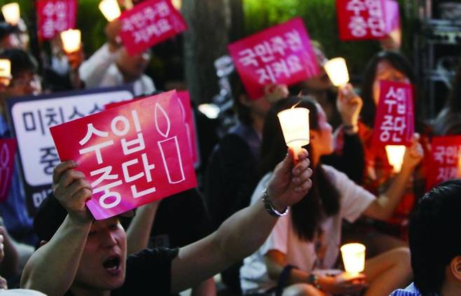 2008년, 이명박 당시 정부가 미국산 소고기를 수입하겠다고 발표하자 ‘광우병 논란’이 일었다. 이에 2008년 4월부터 8월까지 4개월에 걸쳐 대규모 시위가 이어졌다. 광우병 논란은 음식의 위험 커뮤니케이션을 둘러싼 대표적 실패 사례로 자리했다. 동아일보 DB&nbsp;