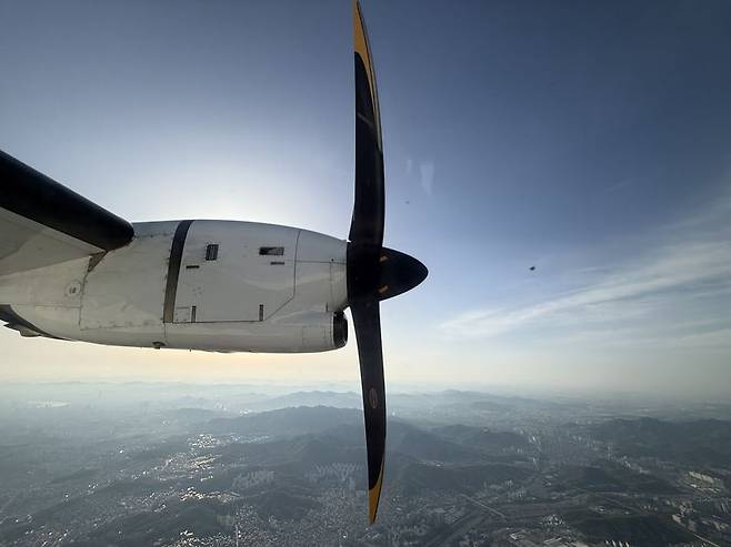 김포~사천 운항 중인 섬에어의 프로펠러가 움직이고 있다. 사진=강구귀 기자