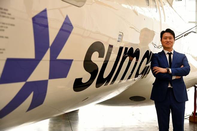 최용덕 섬에어 대표가 서울 김포 비즈니스 항공센터(SGBAC)에서 열린 섬에어 1호기 도입식에서 포즈를 취하고 있다. 섬에어 제공