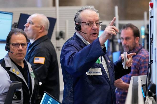 반도체 종목들이 폭등하면서 24일(현지시간) 뉴욕 증시의 스탠더드앤드푸어스(S&P)500과 나스닥 지수가 사상 최고 기록을 경신했다. AP 연합