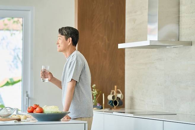 '이만하면 잘 살았어.' 큰집을 장만하고 인생을 보상 받은 기분이었다. 그러나 노년이 되어 갈수록 집은 '짐'이 됐다. 수십만원씩 하는 관리비에 건강보험료, 게다가 보유세도 오를 일만 남았다. 쟁여놓은 현금이 많지 않다면, 더 늦기 전에 '헤어질 결심'이 필요하다. /게티이미지뱅크