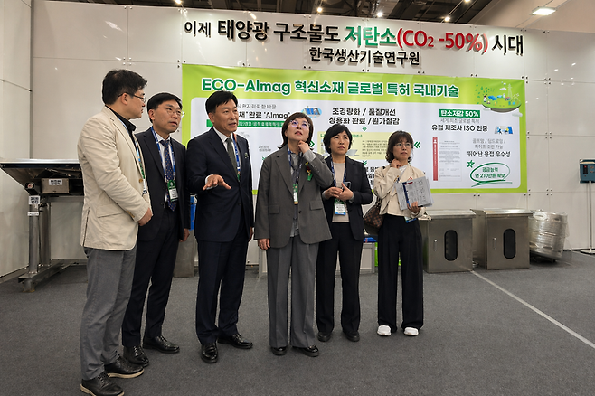 지난 22~24일 대구 EXCO에서 열린 신재생에너지 전시회 '제23회 국제 그린 에너지 엑스포' ㈜엠에이치피(MHP), ㈜야베스 태양광 전시부스를 찾은 경상북도 양금희 경제부지사(왼쪽 네번째)에게 하언태 MHP 회장(왼쪽 세번째)이 '에코-알막' 소재기술 소개와 저탄소 태양광 구조물 확산 필요성에 대해 설명을 하고 있다. MHP 제공