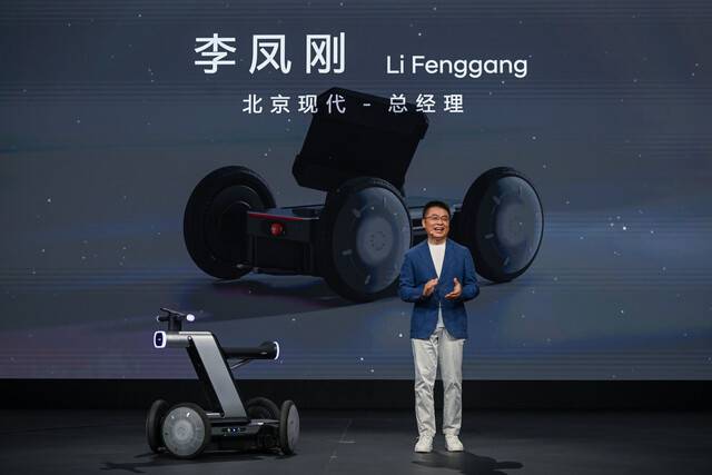 24일(현지시각) ‘오토 차이나 2026’(베이징 모터쇼) 현대차 전시관 무대 위로 리펑강 베이징현대 총경리가 지난해 12월 현대차가 공개한 모빌리티 로봇 ‘모베드’를 타고 등장했다. 베이징/김남일 기자