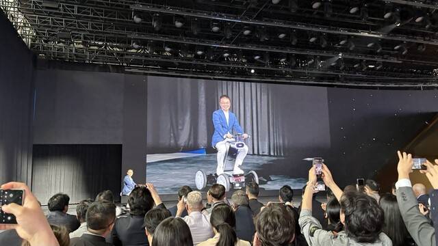 24일(현지시각) ‘오토 차이나 2026’(베이징 모터쇼) 현대차 전시관 무대 위로 리펑강 베이징현대 총경리가 지난해 12월 현대차가 공개한 모빌리티 로봇 ‘모베드’를 타고 등장하고 있다. 베이징/김남일 기자