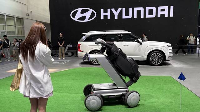 24일(현지시각) ‘오토 차이나 2026’(베이징 모터쇼) 현대차 전시관에서 모빌리티 로봇 ‘모베드 골프’가 골프 가방을 싣고 알아서 움직이고 있다. 베이징/김남일 기자