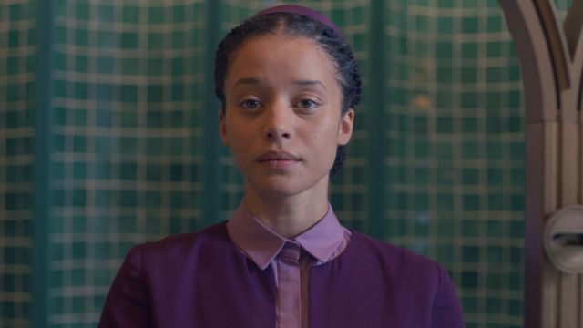 디즈니플러스 시리즈 '증언들'의 주인공 애그니스(체이스 인피니티)는 전체주의 국가 길리어드에서 예비 신부로서 순종적인 삶을 강요받으며 자란다. 월트디즈니 컴퍼니 코리아 제공