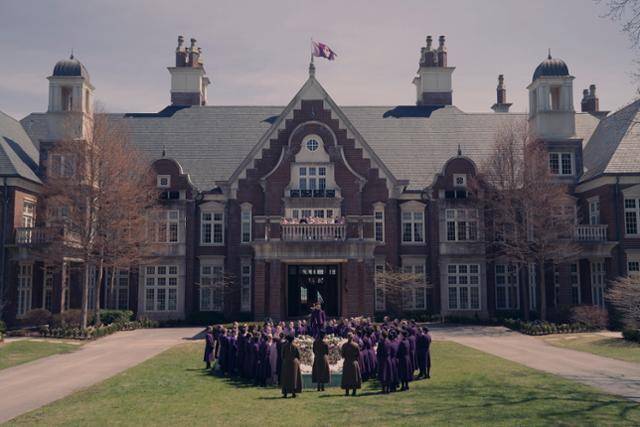 길리어드 세계관을 배경으로 한 '증언들'에서 리디아 이모의 학교에 다니는 소녀 '플럼'들이 애그니스의 초경을 축하하고 있다. 월트디즈니 컴퍼니 코리아 제공.