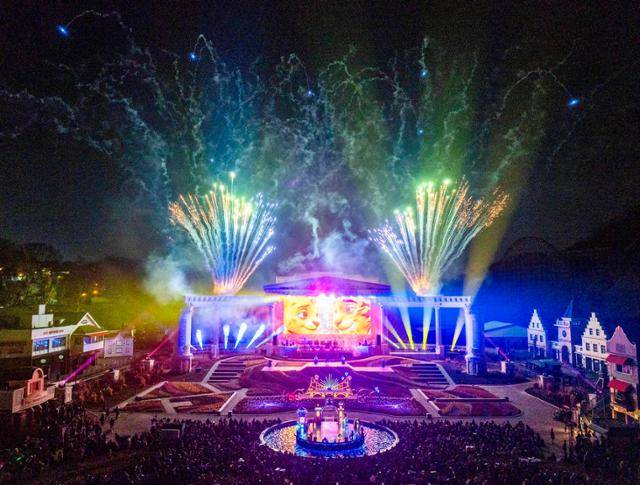 에버랜드가 1일부터 새롭게 선보이고 있는 야간 불꽃쇼 '빛의 수호자들'. 삼성물산 리조트부문 제공