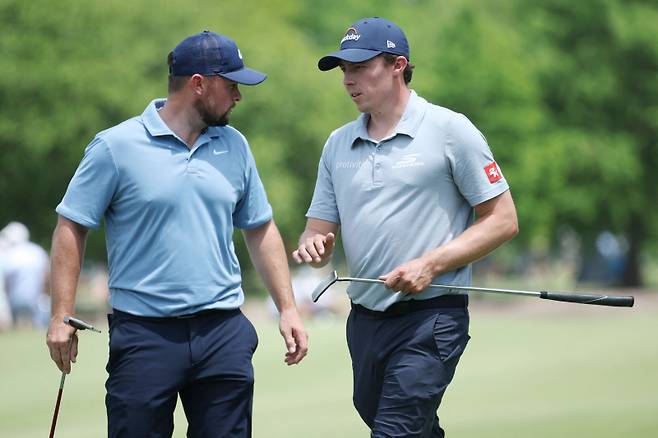 <yonhap photo-1955=""> AVONDALE, LOUISIANA - APRIL 23: Matt Fitzpatrick (R) of England and brother Alex Fitzpatrick of England walk off of the fourth green during the first round of the Zurich Classic of New Orleans 2026 at TPC Louisiana on April 23, 2026 in Avondale, Louisiana. Chris Graythen/Getty Images/AFP (Photo by Chris Graythen / GETTY IMAGES NORTH AMERICA / Getty Images via AFP)/2026-04-24 04:11:06/ <저작권자 ⓒ 1980~2026 ㈜연합뉴스. 무단 전재 재배포 금지, AI 학습 및 활용 금지></yonhap>