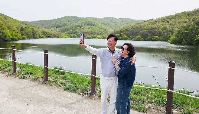 충남 예산군 살목지에서 방문객이 인증샷을 찍고 있다. 김성태 객원기자