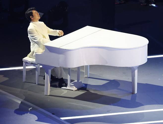 지난 2월 이탈리아 밀라노 산시로 스타디움에서 열린 2026 밀라노 동계올림픽 개회식에서 랑랑이 공연하고 있다. [연합뉴스]