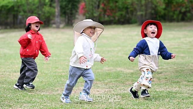 ▲ 토요일인 25일은 전국이 대체로 맑은 가운데 낮 기온이 크게 오르며 초여름 날씨를 보이겠다.  강원도립화목원에서 소풍을 나온 아이들이 선생님들과 즐거운 시간을 보내고 있다. 방도겸 기자