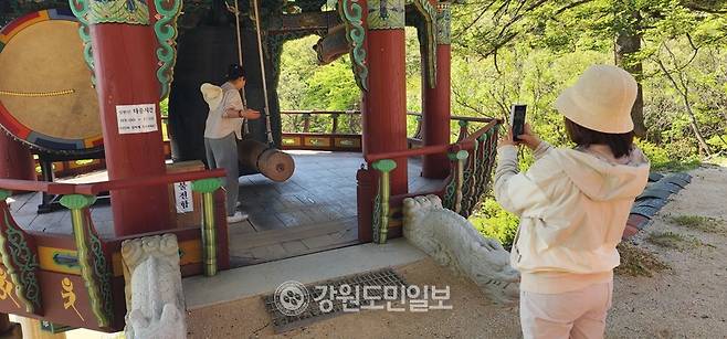 ▲ 최동북단 미륵도량 금강산 화암사가 25일 봄을 맞아 관광객들과 함께 국태민안과 평화염원 및 지역발전을 기원하는 금강산 산신대재를 봉행했다. 관람객들이 타종을 하는 모습.