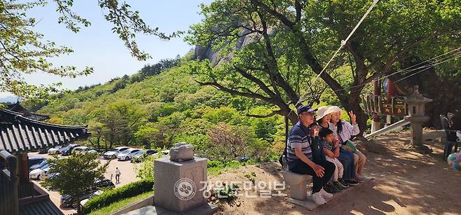 ▲ 최동북단 미륵도량 금강산 화암사가 25일 봄을 맞아 관광객들과 함께 국태민안과 평화염원 및 지역발전을 기원하는 금강산 산신대재를 봉행했다. 가족 방문객들이 무료 사진을 찍는 모습.