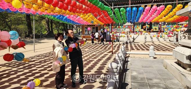 ▲ 최동북단 미륵도량 금강산 화암사가 25일 봄을 맞아 관광객들과 함께 국태민안과 평화염원 및 지역발전을 기원하는 금강산 산신대재를 봉행했다. 부처님 오신 날을 앞두고 연등을 다는 모습.