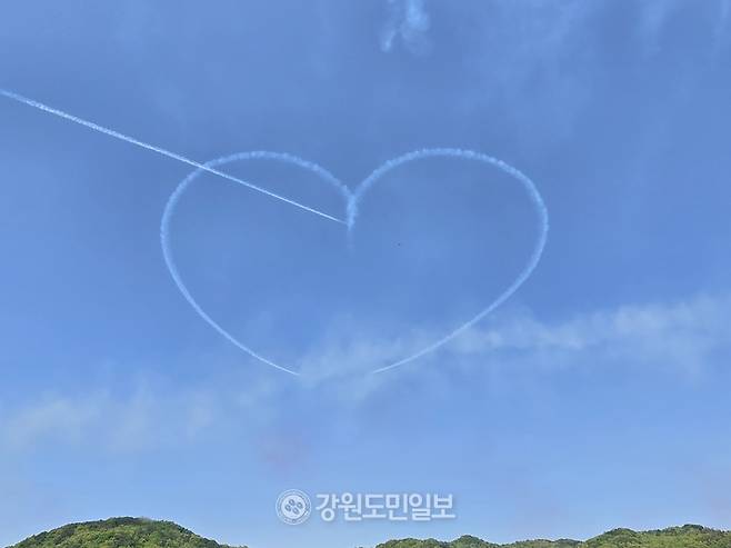 ▲ 블랙이글스가 공중에서 하트 모형 비행 퍼포먼스를 펼쳐 관람객의 박수갈채를 받았다.