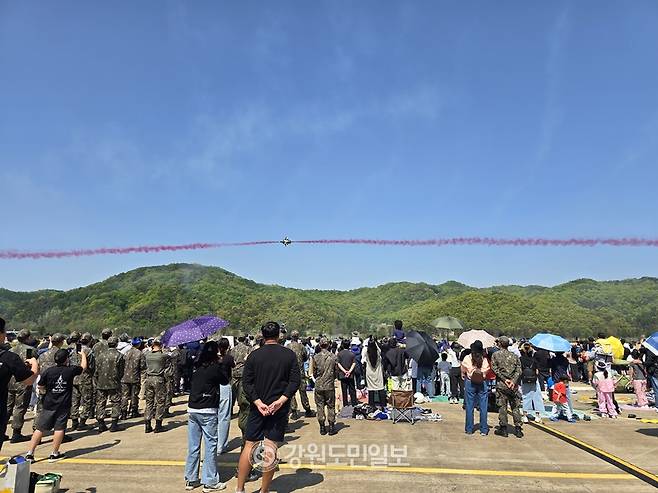▲ 블랙이글스가 고속 교차비행을 펼쳐 관람객의 탄성을 자아냈다.