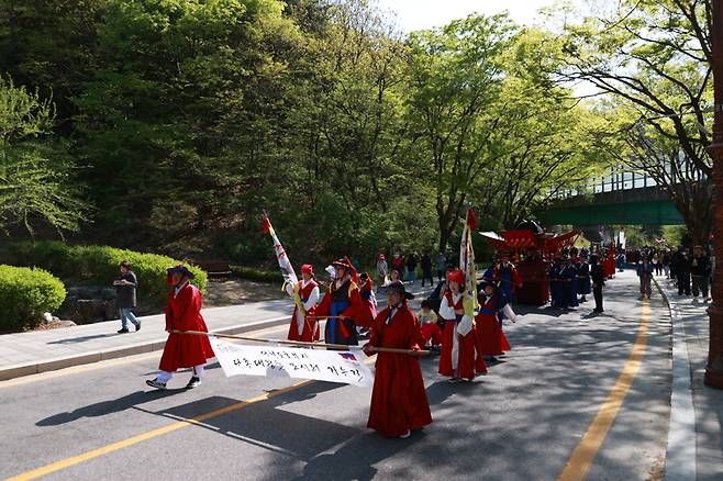 ▲ 관풍헌을 출발한 가장행렬이 세계유산 장릉을 향하고 있다.