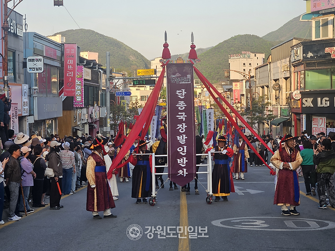 ▲ 국내 대표 역사문화축제인 영월군의 제59회 단종문화제 메인 행사인 단종국장 행렬이 25일 오후 역대급 인파가 몰린 가운데 영월읍 중앙로를 지나고 있다. 방기준 기자