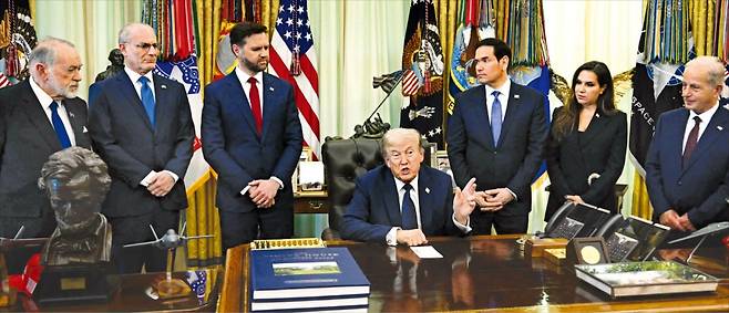 레바논·이스라엘 대사 불러모은 트럼프 도널드 트럼프 미국 대통령이 23일(현지시간) 백악관 집무실에서 이스라엘과 레바논 간 고위급 회담을 주재하며 발언하고 있다. 왼쪽부터 마이크 허커비 주이스라엘 미국 대사, 예키엘 라이터 주미 이스라엘 대사, JD 밴스 미국 부통령, 트럼프 대통령, 마코 루비오 미국 국무장관, 나다 하마데 모아와드 주미 레바논 대사, 미셸 이사 주레바논 미국 대사.  AFP연합뉴스