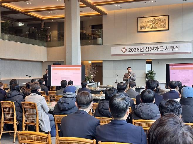 박영식 SG다인힐 대표가 지난 1월 서울 압구정동 삼원가든에서 열린 시무식에서 직원들에게 새해 비전과 목표를 설명하고 있다.