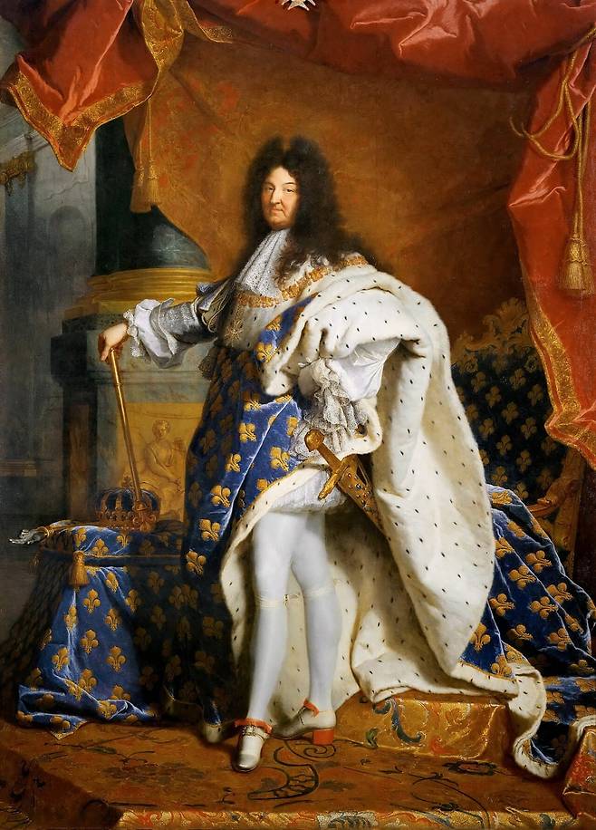 이야생트 리고, 루이 14세의 초상(Portrait de Louis XIV en costume de sacre). 63세의 루이 14세를 화려한 대관식 복장으로 그린 초상화. 바로크 미술이 왕의 권위를 증명하는 도구였음을 보여준다. /파리 루브르 박물관