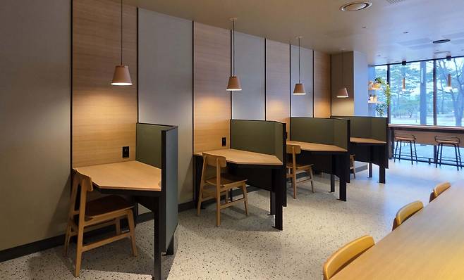 스타벅스는 세종대점 등 대학가 인근 매장을 중심으로 칸막이를 설치한 ‘포커스 존’을 확대하고 있다. 스타벅스 제공